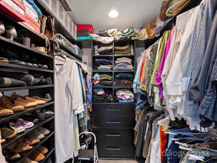 1401 Scotland Avenue, Charlotte, NC 28207.  MLS# CAR4207507, YatesRealty ID 12226. Primary Closet 1