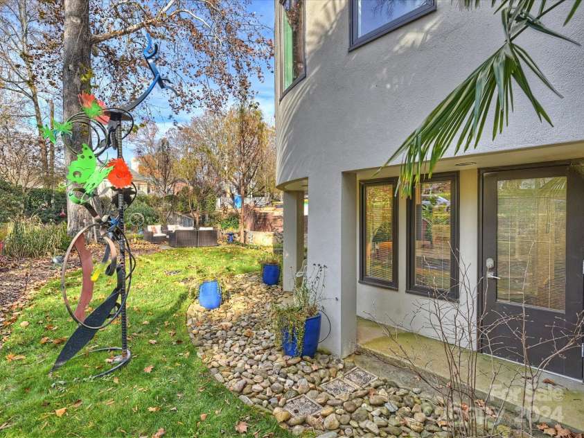 1401 Scotland Avenue, Charlotte, NC 28207.  MLS# CAR4207507, YatesRealty ID 12226. Side Yard