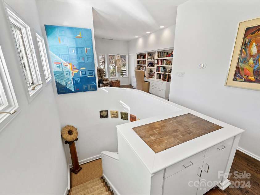 1401 Scotland Avenue, Charlotte, NC 28207.  MLS# CAR4207507, YatesRealty ID 12226. Upper Level Sitting Area