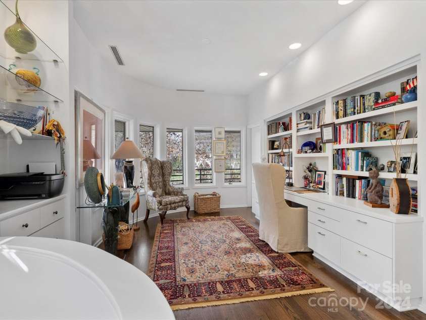 1401 Scotland Avenue, Charlotte, NC 28207.  MLS# CAR4207507, YatesRealty ID 12226. Upper Level Sitting Area