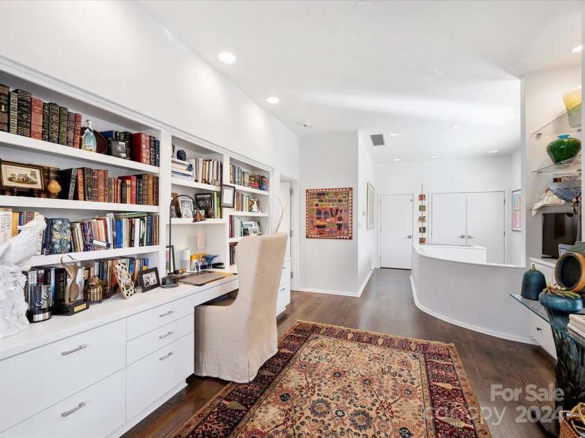 1401 Scotland Avenue, Charlotte, NC 28207.  MLS# CAR4207507, YatesRealty ID 12226. Upper Level Sitting Area
