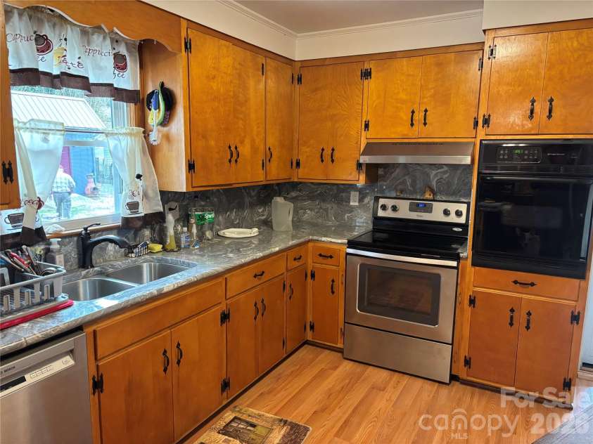 503 9th Avenue, Conover, NC 28613.  MLS# CAR4352494, YatesRealty ID 12226. Dual ovens