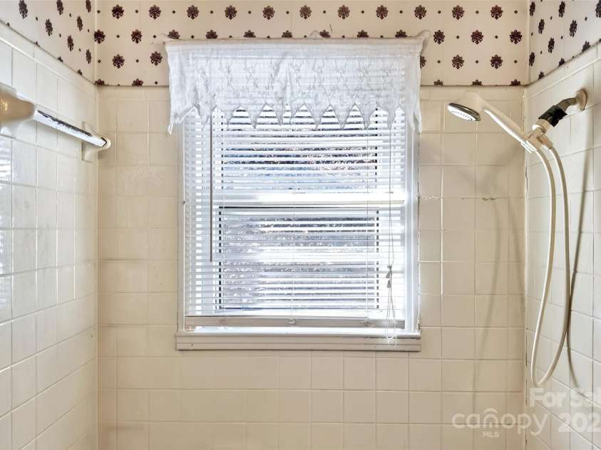 106 Chapel Street, Spruce Pine, NC 28777.  MLS# CAR4248002, YatesRealty ID 12232. 