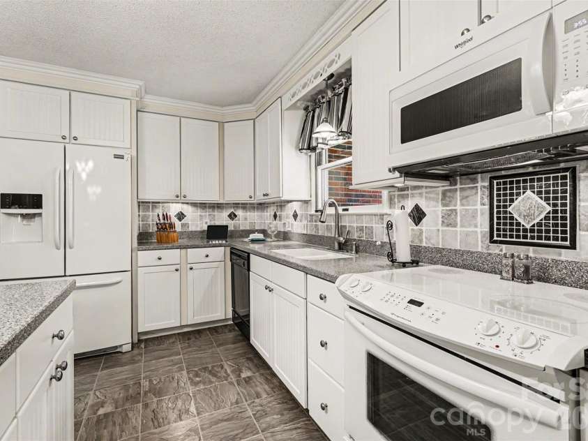 2199 Coddle Creek Highway, Mooresville, NC 28115.  MLS# CAR4359569, YatesRealty ID 12235. Kitchen
