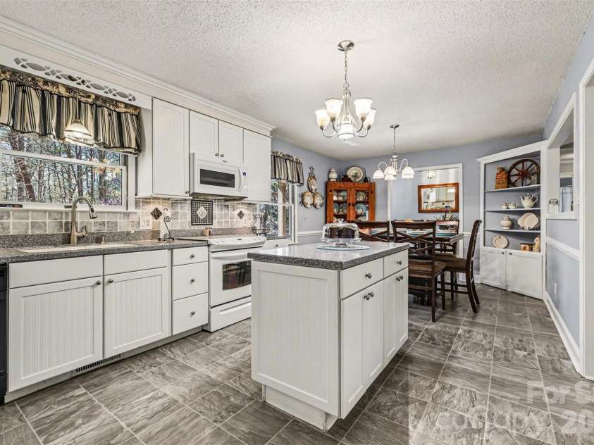 2199 Coddle Creek Highway, Mooresville, NC 28115.  MLS# CAR4359569, YatesRealty ID 12235. Kitchen