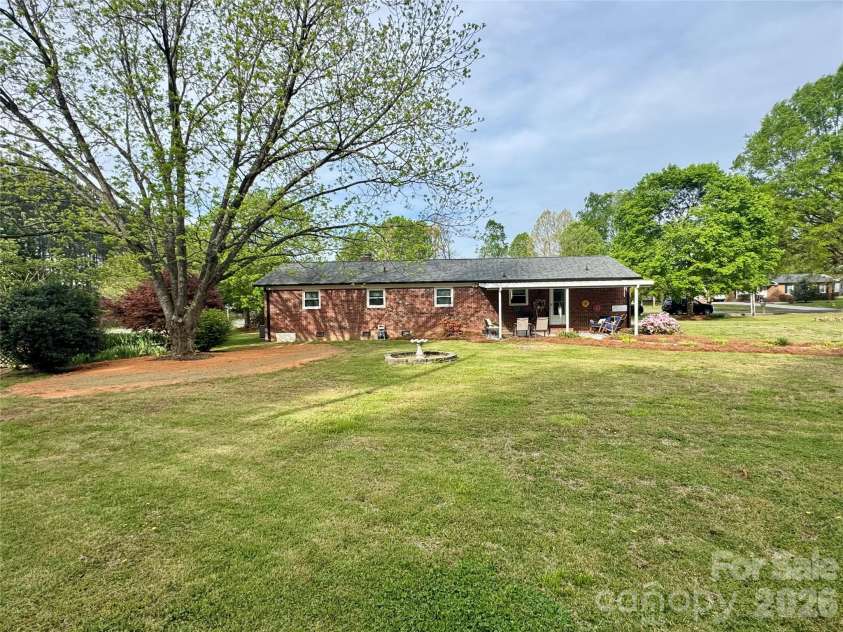 1104 Amigo Drive, Concord, NC 28025.  MLS# CAR4369171, YatesRealty ID 12236. 