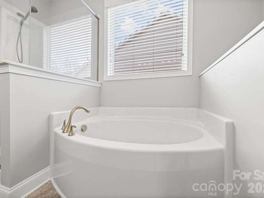 1129 Black Walnut Road, Clover, SC 29710.  MLS# CAR4334116, YatesRealty ID 12238. Deep garden tub