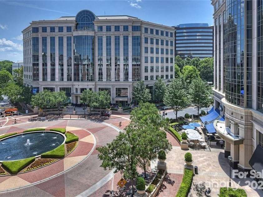 4620 Piedmont Row Drive, Charlotte, NC 28210.  MLS# CAR4300072, YatesRealty ID 1224. Beautiful views of the courtyard fountain.