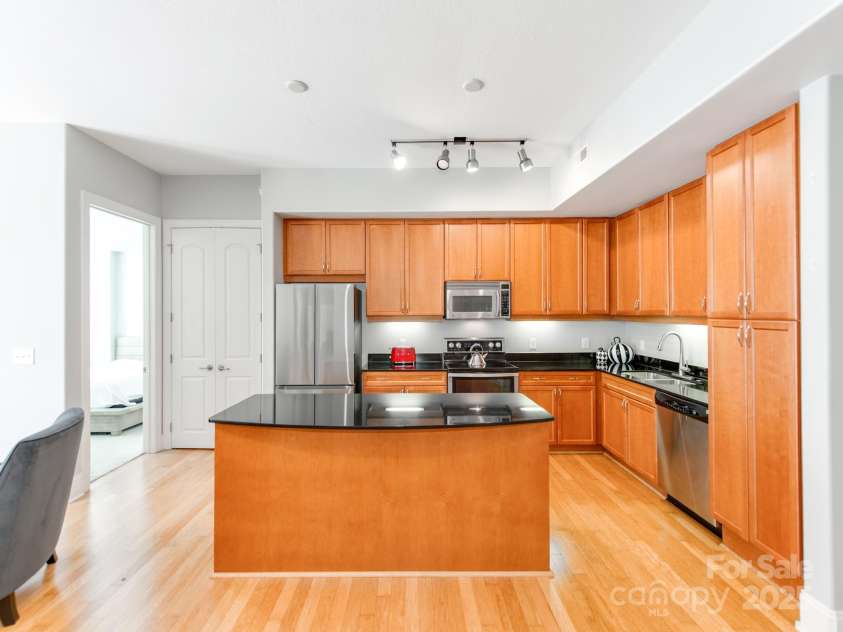 4620 Piedmont Row Drive, Charlotte, NC 28210.  MLS# CAR4300072, YatesRealty ID 1224. Great large island.
