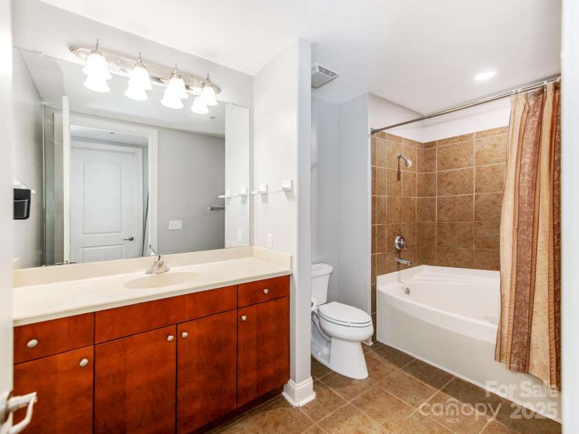 4620 Piedmont Row Drive, Charlotte, NC 28210.  MLS# CAR4300072, YatesRealty ID 1224. Large bathroom w/ soaking tub.