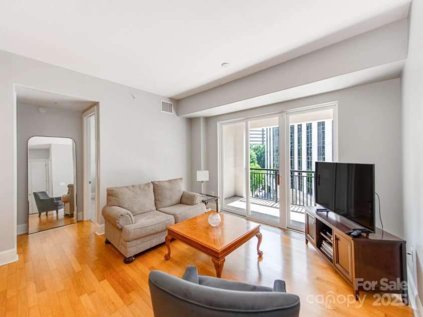 4620 Piedmont Row Drive, Charlotte, NC 28210.  MLS# CAR4300072, YatesRealty ID 1224. Large family room area.