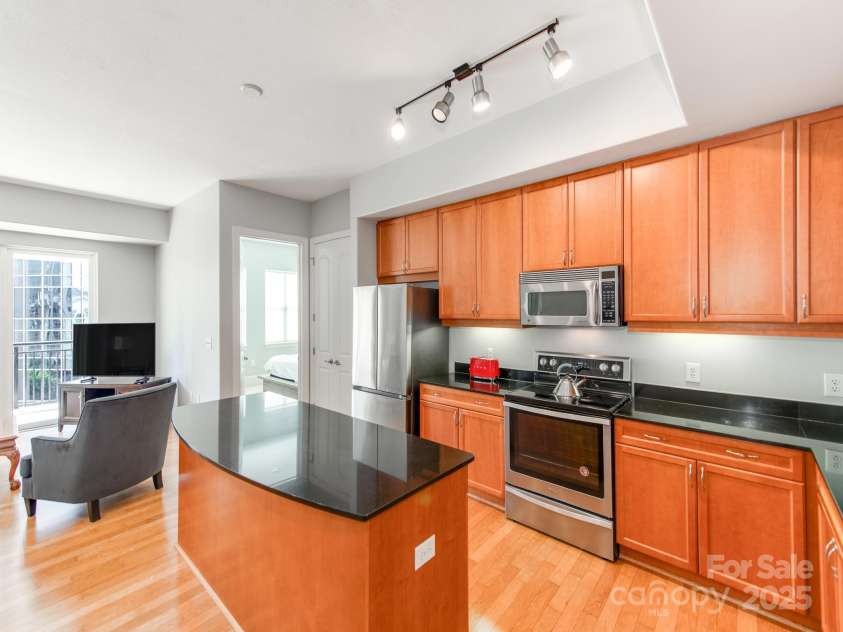 4620 Piedmont Row Drive, Charlotte, NC 28210.  MLS# CAR4300072, YatesRealty ID 1224. Lots of cabinet space.