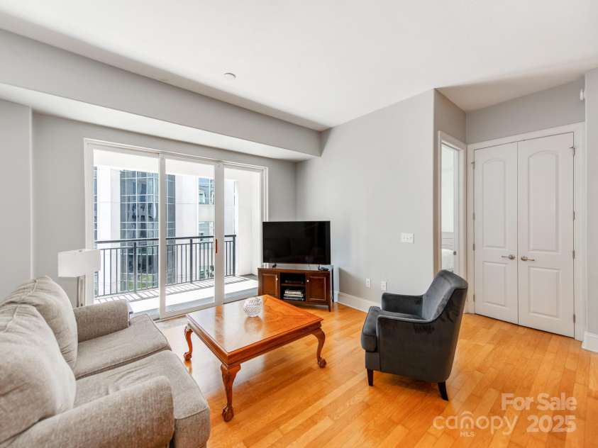4620 Piedmont Row Drive, Charlotte, NC 28210.  MLS# CAR4300072, YatesRealty ID 1224. Lots of natural light throughout.