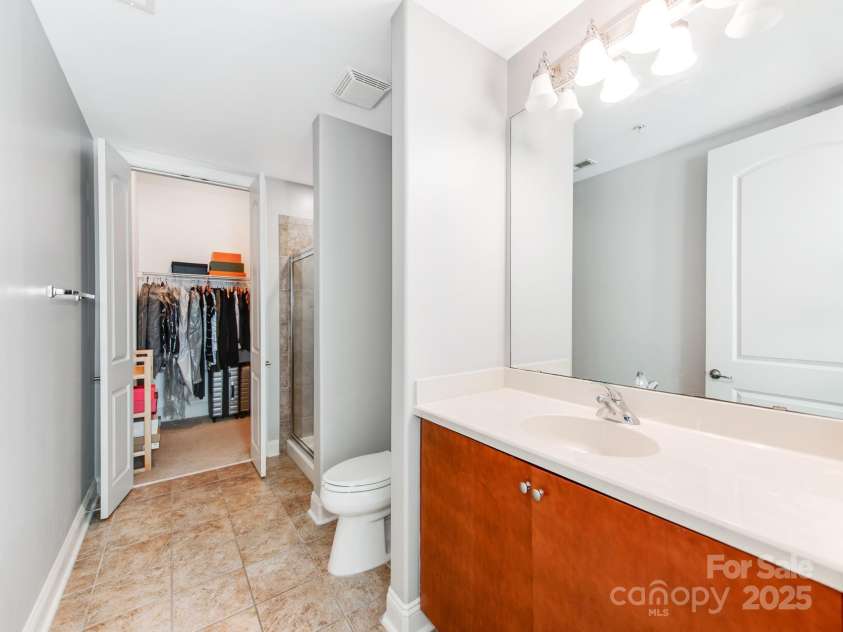 4620 Piedmont Row Drive, Charlotte, NC 28210.  MLS# CAR4300072, YatesRealty ID 1224. Nice bathroom w/ large vanity