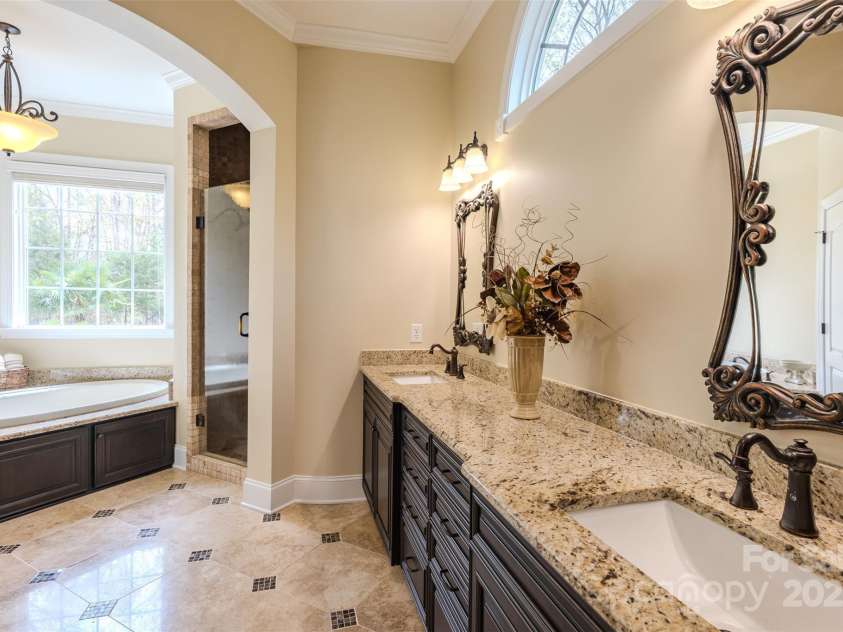 2017 Colorado Court, Lancaster, SC 29720.  MLS# CAR4239549, YatesRealty ID 12240. Primary Bath-Garden Tub & Tiled Shower