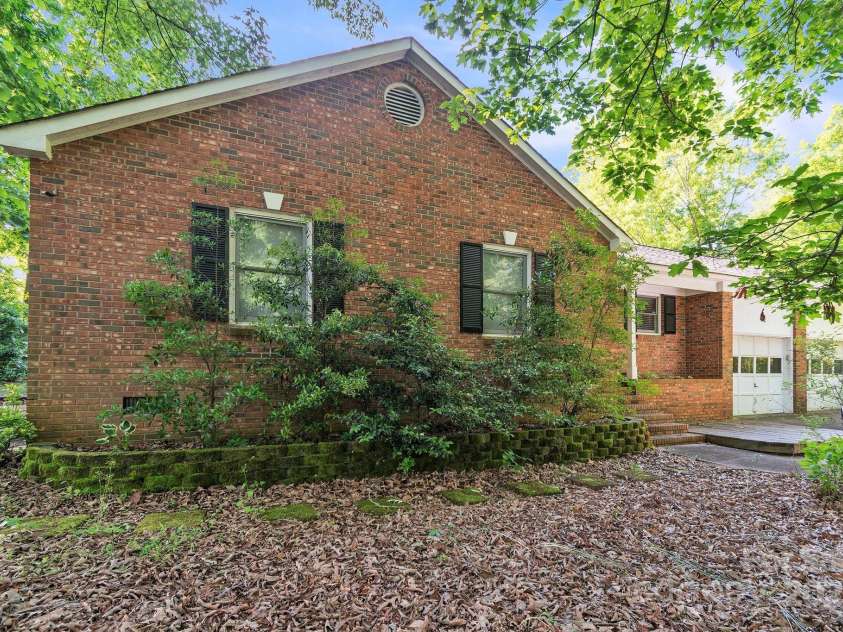 4424 Huntington Drive, Gastonia, NC 28056.  MLS# CAR4256568, YatesRealty ID 12243. 