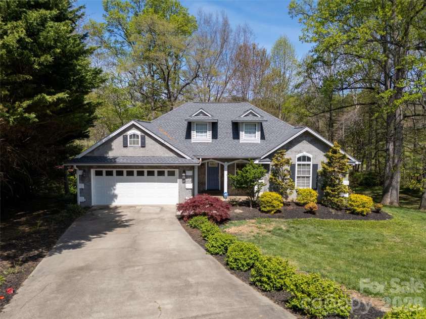 69 Willow Brook Drive, Asheville, NC 28806.  MLS# CAR4369294, YatesRealty ID 12243. 