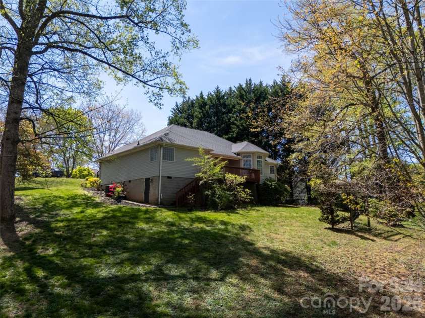 69 Willow Brook Drive, Asheville, NC 28806.  MLS# CAR4369294, YatesRealty ID 12243. 