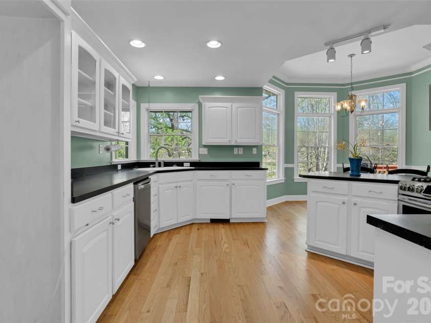 69 Willow Brook Drive, Asheville, NC 28806.  MLS# CAR4369294, YatesRealty ID 12243. Kitchen