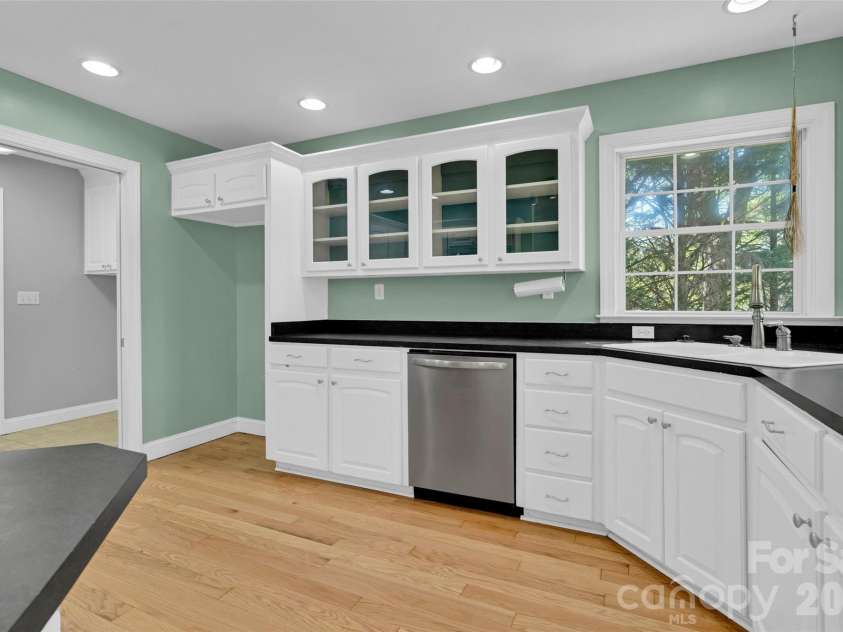 69 Willow Brook Drive, Asheville, NC 28806.  MLS# CAR4369294, YatesRealty ID 12243. Kitchen