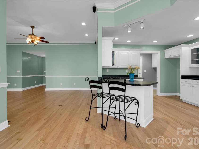 69 Willow Brook Drive, Asheville, NC 28806.  MLS# CAR4369294, YatesRealty ID 12243. Livingroom