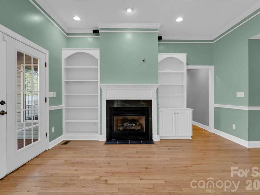 69 Willow Brook Drive, Asheville, NC 28806.  MLS# CAR4369294, YatesRealty ID 12243. Livingroom 