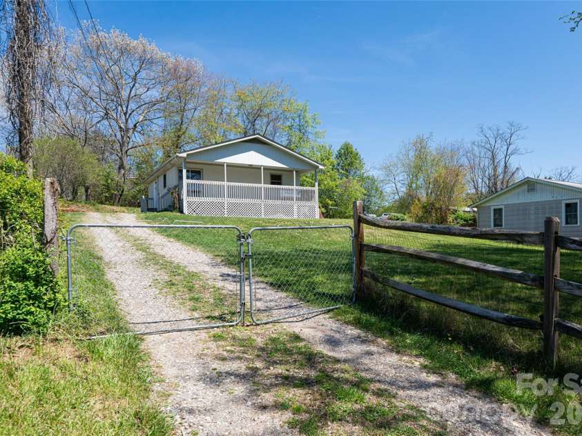 231 View Street, Asheville, NC 28806.  MLS# CAR4365153, YatesRealty ID 12244. 