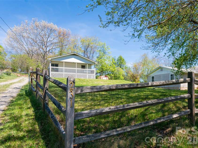231 View Street, Asheville, NC 28806.  MLS# CAR4365153, YatesRealty ID 12244. 