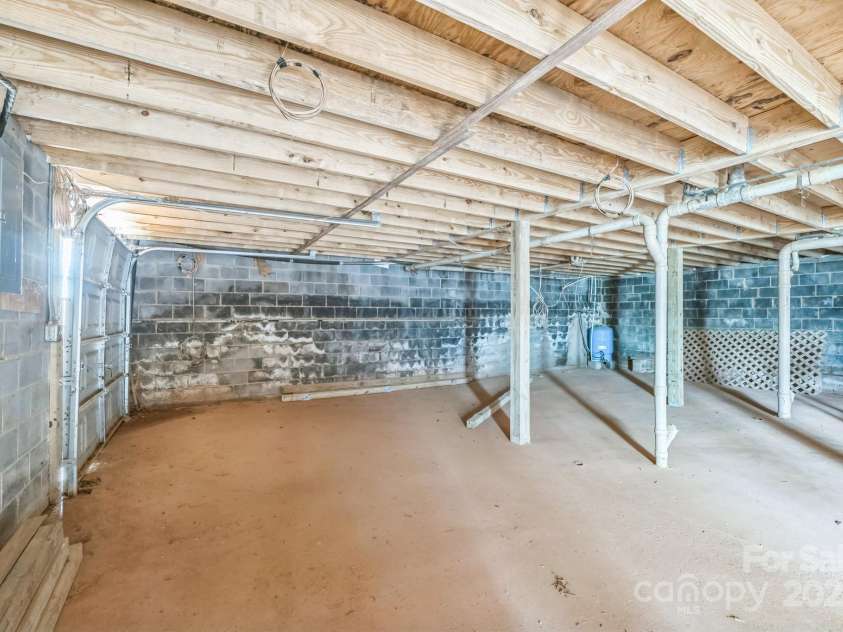 2705 Robinson Road, Newton, NC 28658.  MLS# CAR4241832, YatesRealty ID 12244. 