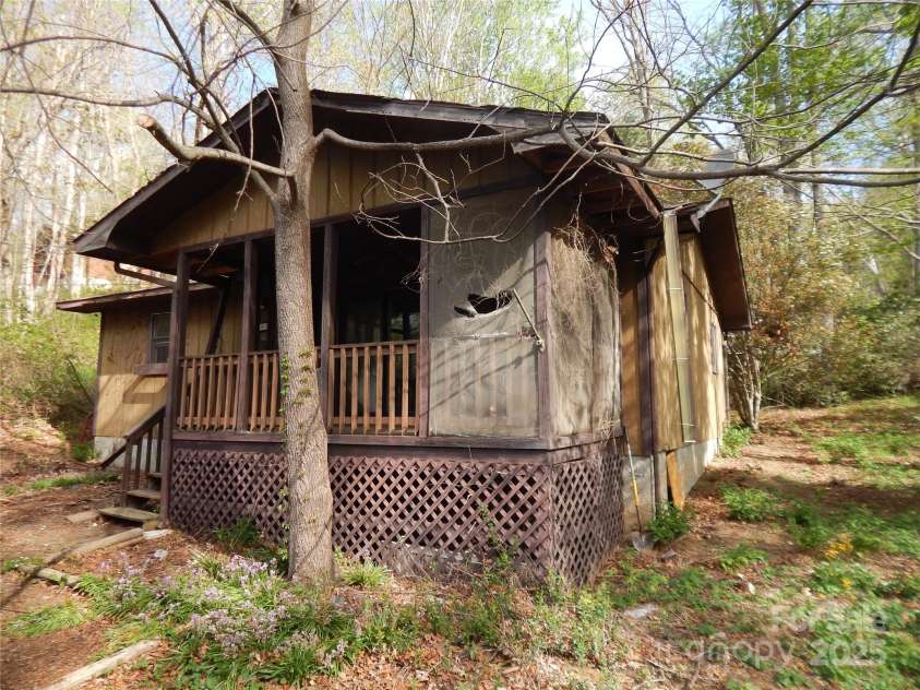 81 Fairview Heights Road, Waynesville, NC 28786.  MLS# CAR4249219, YatesRealty ID 12250. 