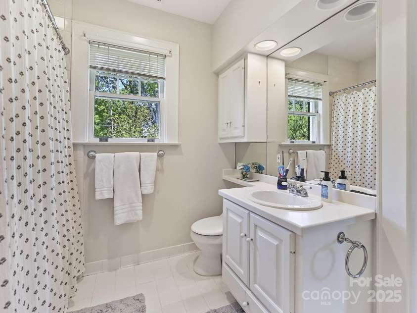 2018 Radcliffe Avenue, Charlotte, NC 28207.  MLS# CAR4248398, YatesRealty ID 12252. Full Bath 2