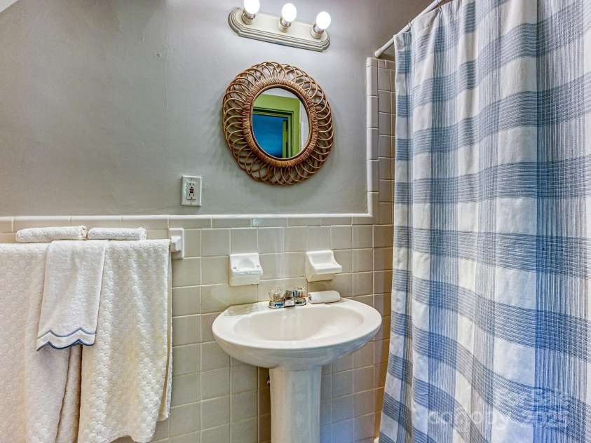 2018 Radcliffe Avenue, Charlotte, NC 28207.  MLS# CAR4248398, YatesRealty ID 12252. Full Bath 3
