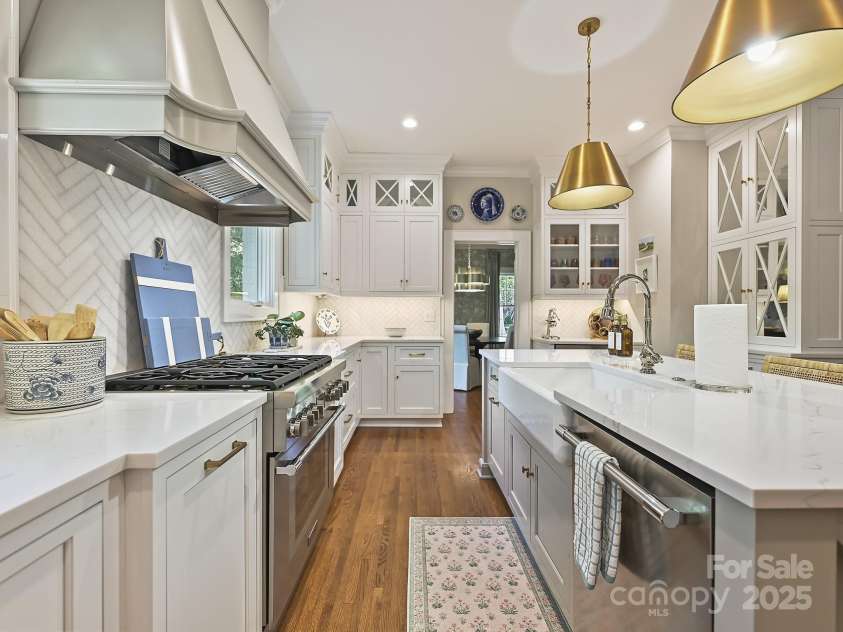 2018 Radcliffe Avenue, Charlotte, NC 28207.  MLS# CAR4248398, YatesRealty ID 12252. Kitchen