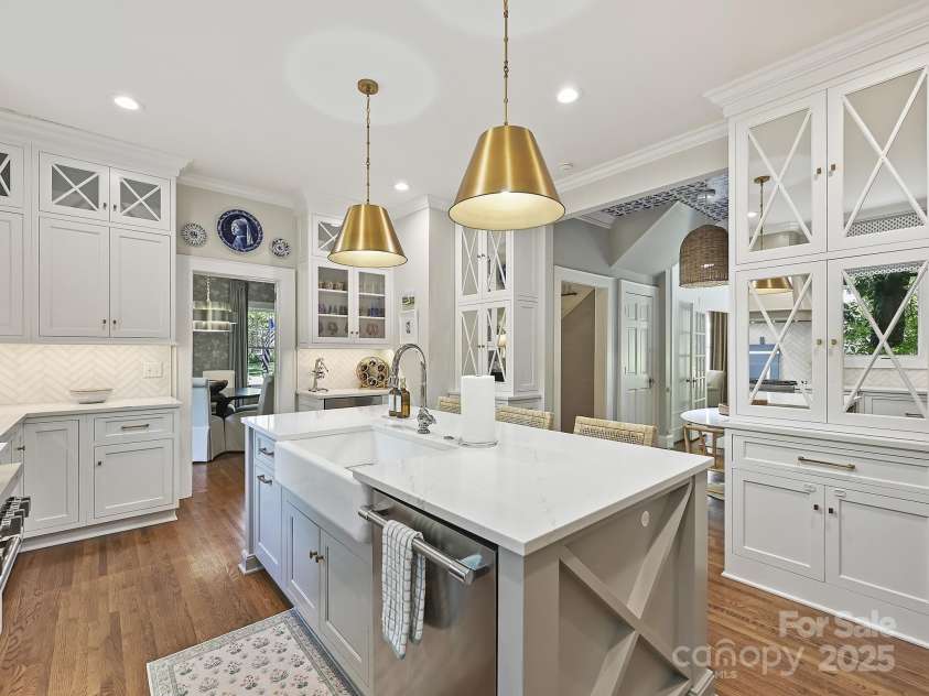 2018 Radcliffe Avenue, Charlotte, NC 28207.  MLS# CAR4248398, YatesRealty ID 12252. Kitchen