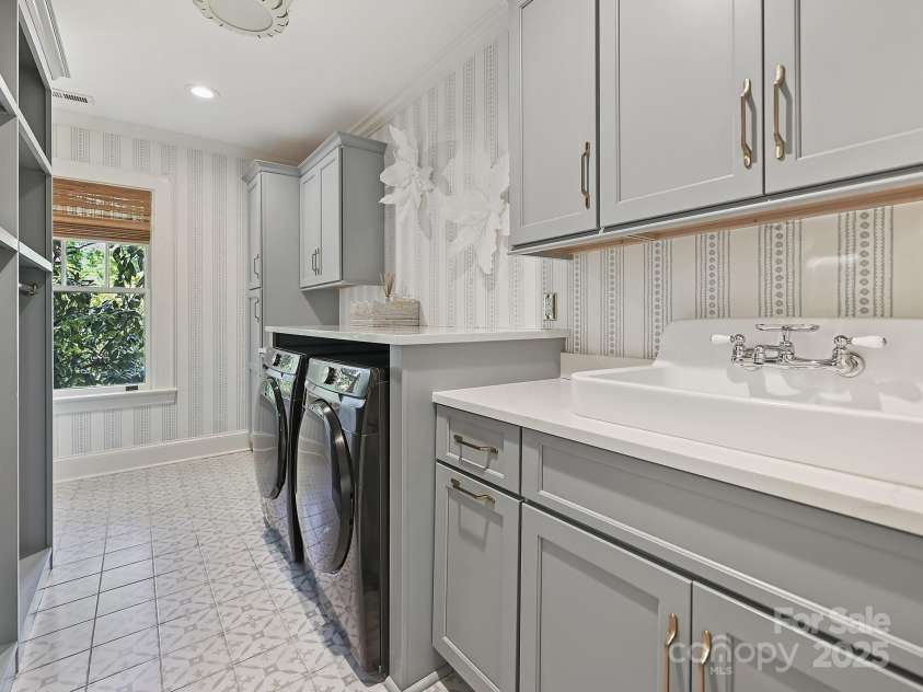 2018 Radcliffe Avenue, Charlotte, NC 28207.  MLS# CAR4248398, YatesRealty ID 12252. Laundry Room