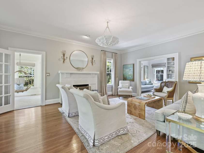2018 Radcliffe Avenue, Charlotte, NC 28207.  MLS# CAR4248398, YatesRealty ID 12252. Living Room