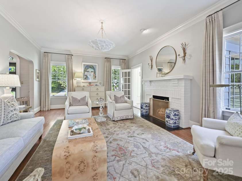 2018 Radcliffe Avenue, Charlotte, NC 28207.  MLS# CAR4248398, YatesRealty ID 12252. Living Room