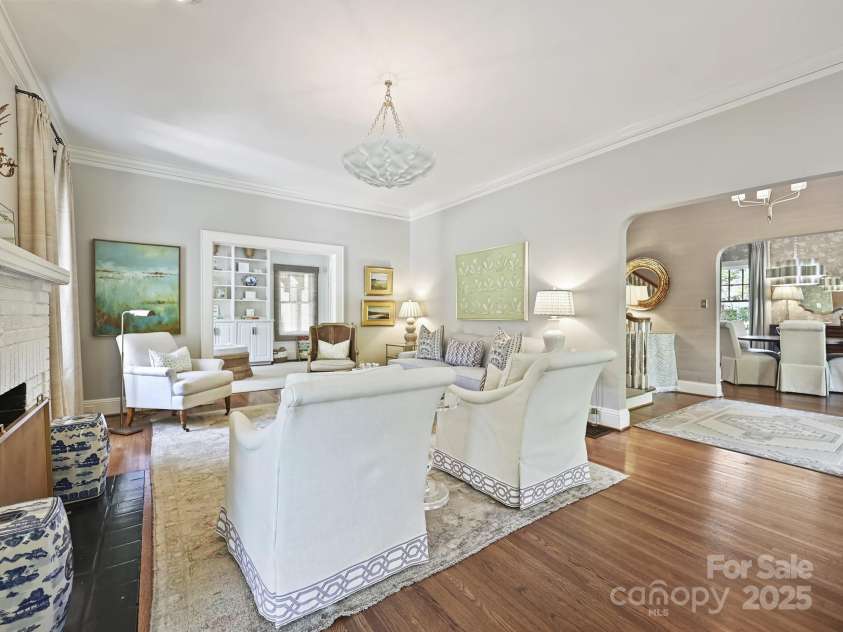 2018 Radcliffe Avenue, Charlotte, NC 28207.  MLS# CAR4248398, YatesRealty ID 12252. Living Room