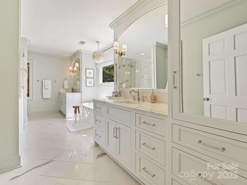 2018 Radcliffe Avenue, Charlotte, NC 28207.  MLS# CAR4248398, YatesRealty ID 12252. Primary Bathroom