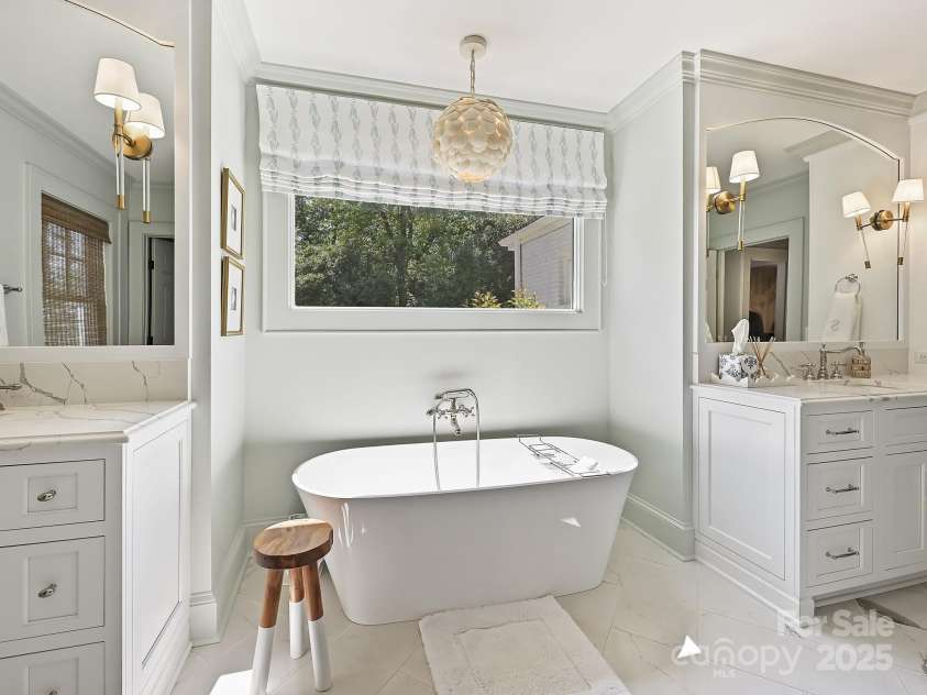 2018 Radcliffe Avenue, Charlotte, NC 28207.  MLS# CAR4248398, YatesRealty ID 12252. Primary Bathroom