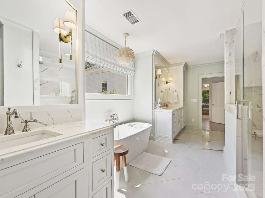 2018 Radcliffe Avenue, Charlotte, NC 28207.  MLS# CAR4248398, YatesRealty ID 12252. Primary Bathroom