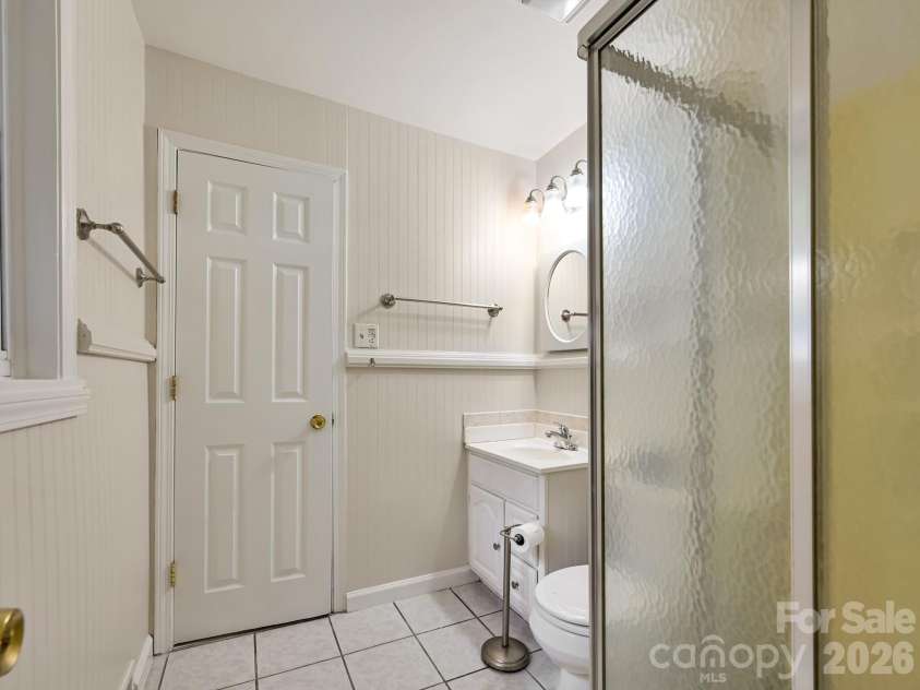 651 Case Cove Road, Candler, NC 28715.  MLS# CAR4335473, YatesRealty ID 12253. Ensuite Bath