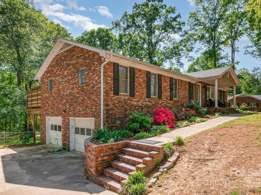 1565 Oakridge Drive, Salisbury, NC 28146.  MLS# CAR4246237, YatesRealty ID 12255. 