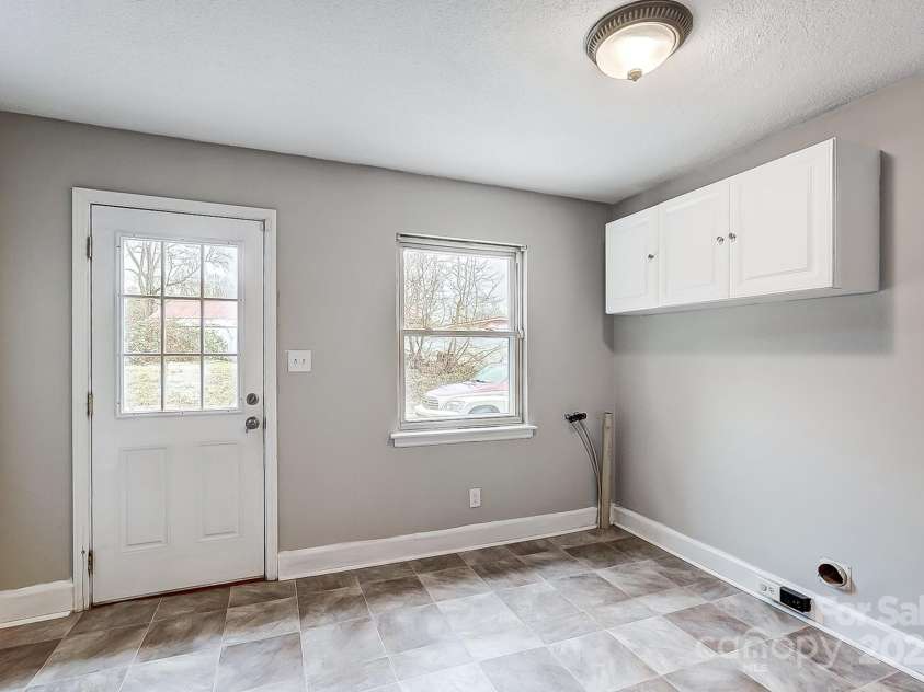 2504 Juniper Drive, Charlotte, NC 28269.  MLS# CAR4209473, YatesRealty ID 12257. Breakfast and laundry area