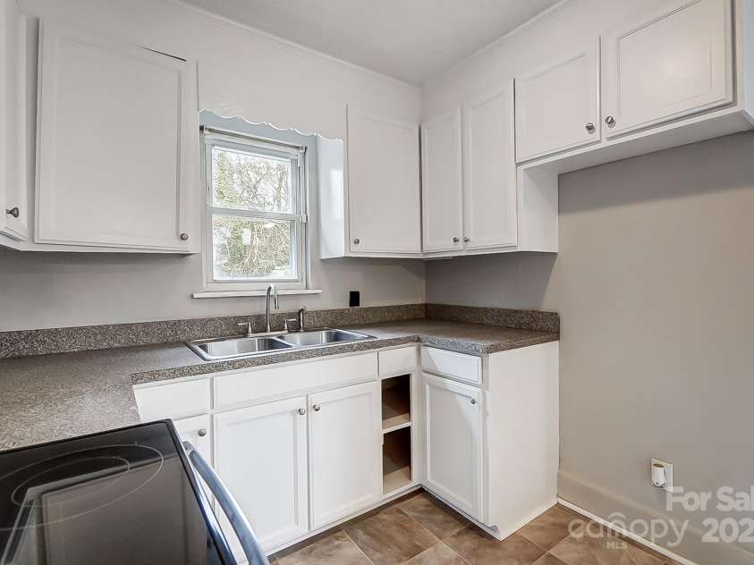 2504 Juniper Drive, Charlotte, NC 28269.  MLS# CAR4209473, YatesRealty ID 12257. Kitchen