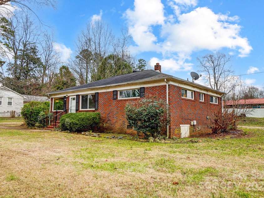 2504 Juniper Drive, Charlotte, NC 28269.  MLS# CAR4209473, YatesRealty ID 12257. Right side exterior elevation