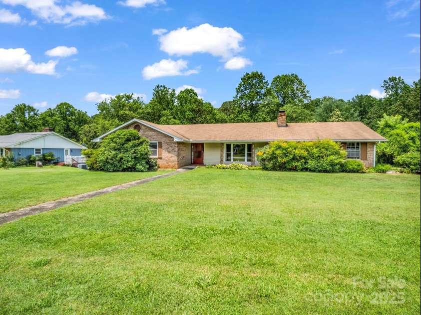 14 Monte Vista Place, Candler, NC 28715.  MLS# CAR4281379, YatesRealty ID 1226. Beautiful lawn and landscaping