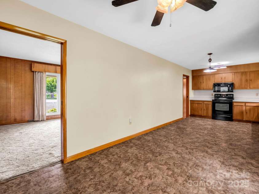 14 Monte Vista Place, Candler, NC 28715.  MLS# CAR4281379, YatesRealty ID 1226. Entrance to family room from kitchen