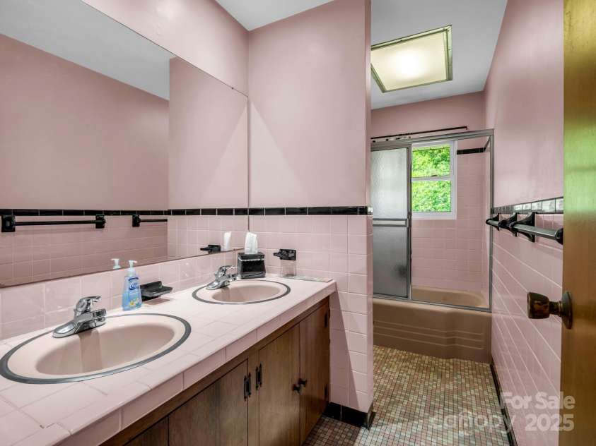14 Monte Vista Place, Candler, NC 28715.  MLS# CAR4281379, YatesRealty ID 1226. Guest bath w/original art deco tile