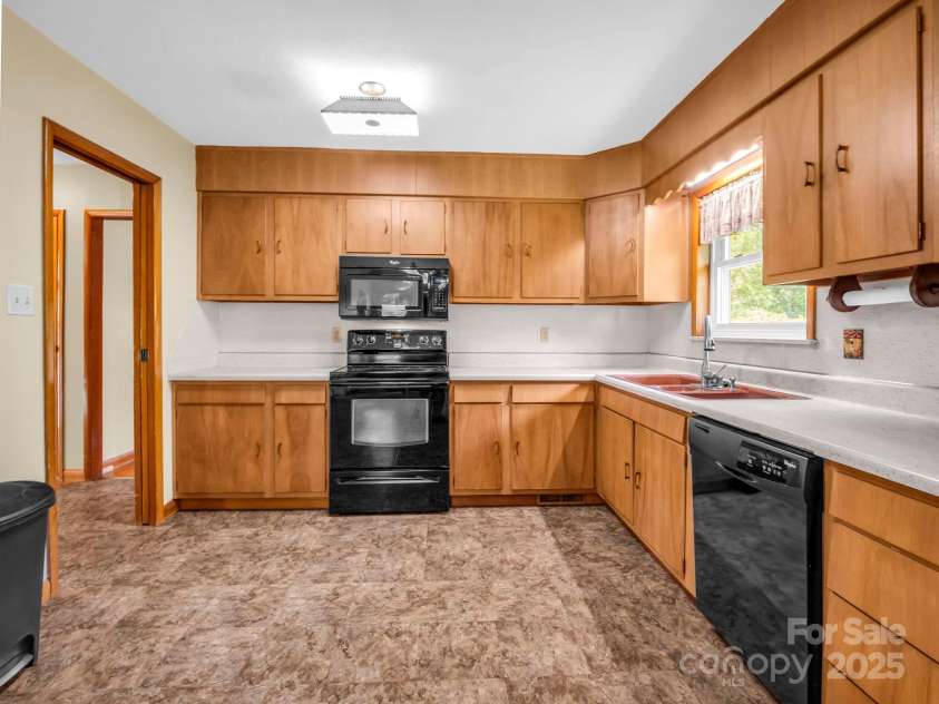 14 Monte Vista Place, Candler, NC 28715.  MLS# CAR4281379, YatesRealty ID 1226. Kitchen features original sink that is a classic!